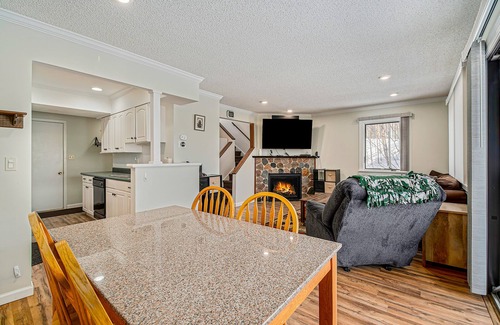Harbor Springs Condominio | Cozy Condo with Shared Pool & Tennis, Fast WiFi, Private Deck & Gas Fireplace