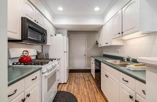 Harbor Springs Condominio | Cozy Condo with Shared Pool & Tennis, Fast WiFi, Private Deck & Gas Fireplace