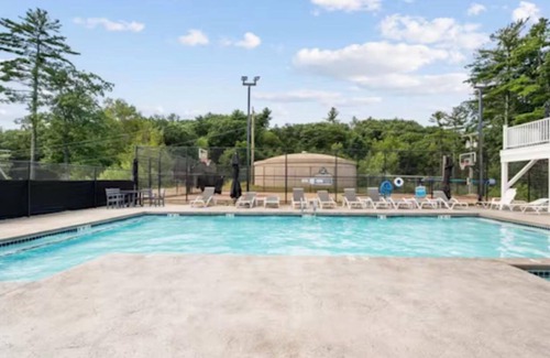 Weirs Beach Condominio | Cozy condo with WiFi, fitness room in enjoyable Laconia
