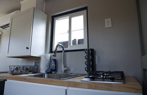 Athens Apartamento | Cozy Container Home Retreat: A Stylish Haven for Urban Explorers