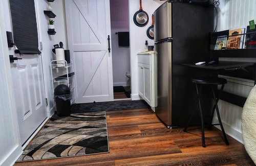 Chillicothe Cabina | Cozy Container House, King Bed, Pets, Wifi, 1 Night Stays, Griddle, Firepit