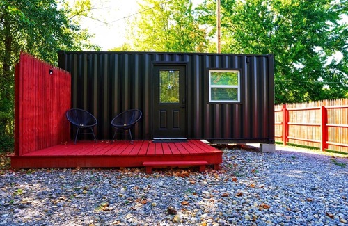 Chillicothe Cabina | Cozy Container House, King Bed, Pets, Wifi, 1 Night Stays, Griddle, Firepit