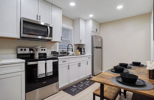 Akron Casa | Cozy contemporary 3-bedroom Heights house with WiFi and AC in Akron