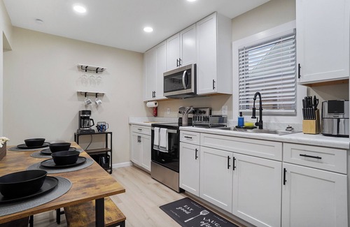 Akron Casa | Cozy contemporary 3-bedroom Heights house with WiFi and AC in Akron