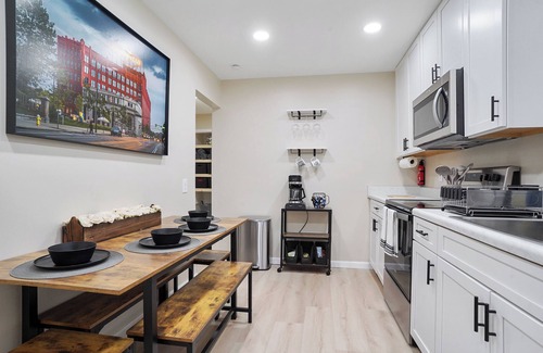 Akron Casa | Cozy contemporary 3-bedroom Heights house with WiFi and AC in Akron