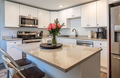 Kennebunk Condominio | Cozy Contemporary River's Edge Retreat