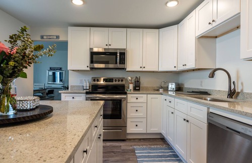Kennebunk Condominio | Cozy Contemporary River's Edge Retreat