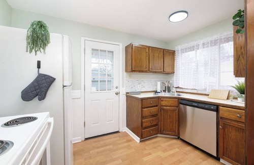 Akron Casa | Cozy, Convenient Getaway 3Bd2Ba dog-friendly home in wonderful Akron, OH