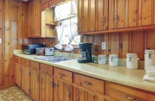 Macon Casa | Cozy & Convenient Macon Home ~ 3 Mi to Town!