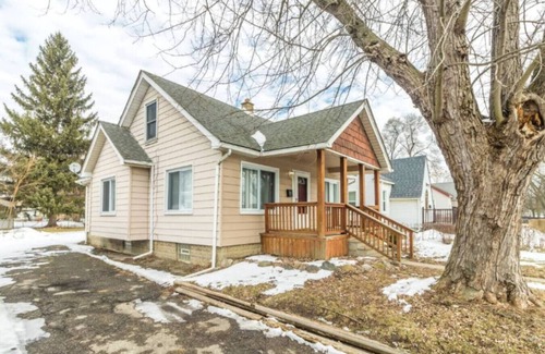 Pontiac Casa | Cozy & Convenient Shared Room in Pontiac