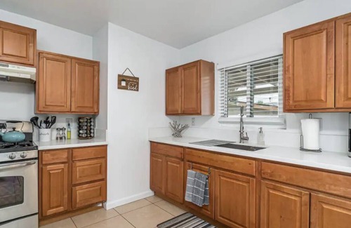 La Presa Casa | Cozy, Cool, Casa w/ WiFi, King Bed & Private Patio