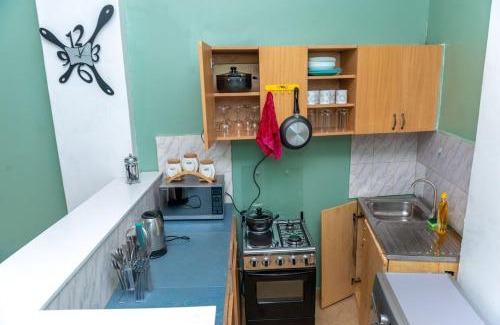 Kampala Apartamento | COZY COOL ,WIFI 6 MINS WALK TO ACACIA MALL