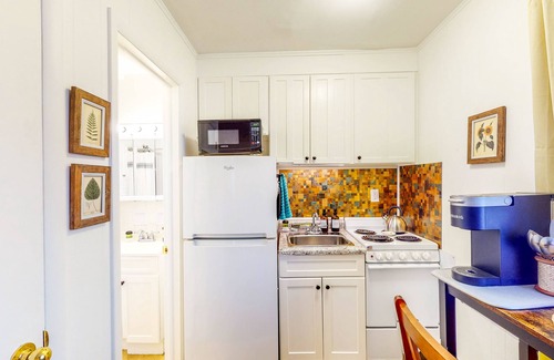 Bloomington Casa | Cozy corner apt in conveniently located fourplex - near downtown, university