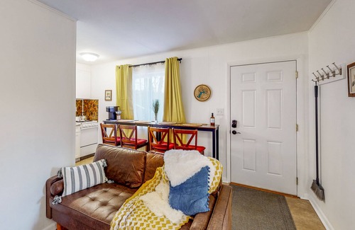 Bloomington Casa | Cozy corner apt in conveniently located fourplex - near downtown, university