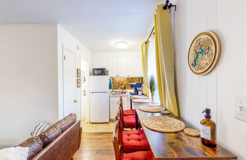 Bloomington Casa | Cozy corner apt in conveniently located fourplex - near downtown, university