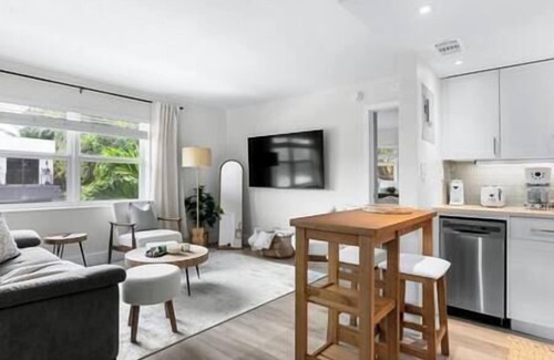 Hendricks and Venice Isles Condominio | Cozy corner condo, just renovated, pool views