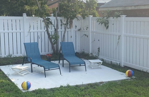 Villas Cabaña | Cozy cottage a block & 1/2 from bayside beach! Near dining, golf, dining.