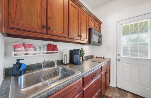 South Baton Rouge Cabaña | Cozy Cottage / 15 Minutes from LSU / Quiet Neighborhood