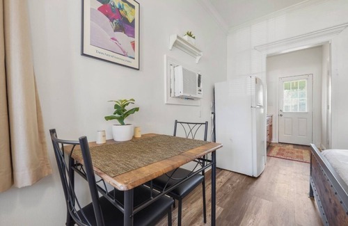 South Baton Rouge Cabaña | Cozy Cottage / 15 Minutes from LSU / Quiet Neighborhood
