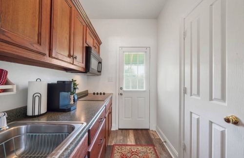 South Baton Rouge Cabaña | Cozy Cottage / 15 Minutes from LSU / Quiet Neighborhood