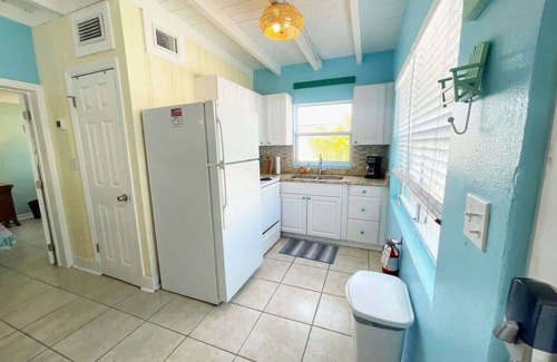 Port Canaveral Cabaña | Cozy Cottage 1BR w/sun room, 3 min walk to beach