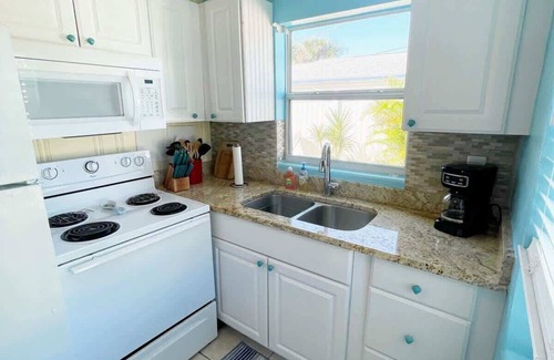 Port Canaveral Cabaña | Cozy Cottage 1BR w/sun room, 3 min walk to beach