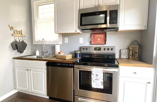 Dayton Cabaña | Cozy Cottage - 9 minutes from Downtown Cincinnati