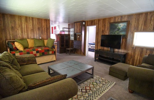 Elliston Casa | Cozy Cottage at The Last Chance Motel