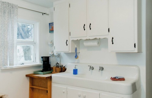 Shorewood-Tower Hills-Harbert Apartamento | Cozy Cottage by Lake MI&Dunes w/ Hot tub