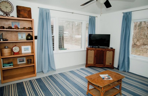 Shorewood-Tower Hills-Harbert Apartamento | Cozy Cottage by Lake MI&Dunes w/ Hot tub