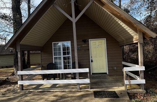 Phenix City Cabaña | Cozy cottage by the lake! 18c