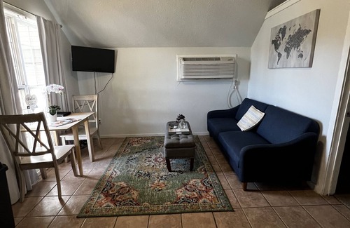 Phenix City Cabaña | Cozy cottage by the lake! 18c