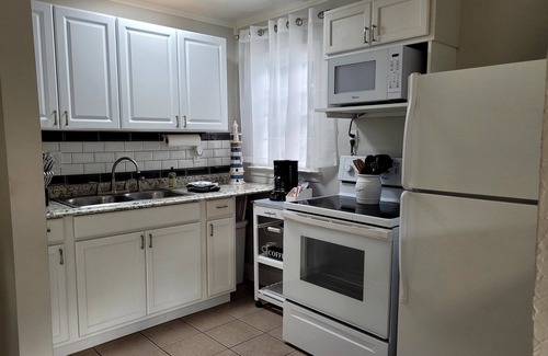 Mango Groves Cabaña | Cozy "Cottage Cove" in charming Lake Worth Beach