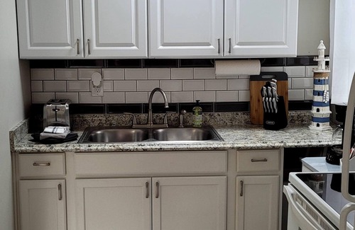 Mango Groves Cabaña | Cozy "Cottage Cove" in charming Lake Worth Beach