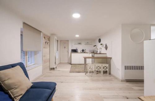 Ujlipotvaros Apartamento | COZY COTTAGE - Cheerful Apartment in the Center