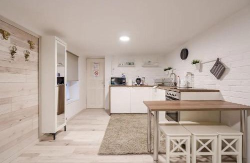 Ujlipotvaros Apartamento | COZY COTTAGE - Cheerful Apartment in the Center
