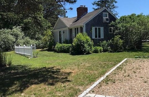 Harwich Port Cabaña | Acogedora casa de campo cerca de las playas, canotaje, ciclismo, compras y más