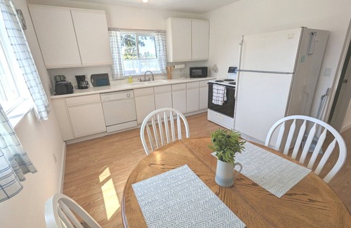 Brookings Casa | Cozy Cottage close to the Harbor and Beach!