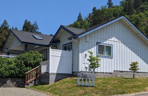 Brookings Casa | Cozy Cottage close to the Harbor and Beach!