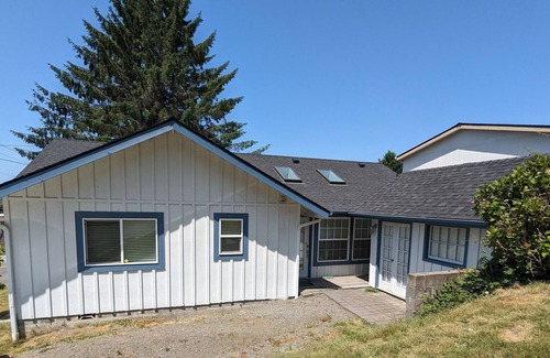 Brookings Casa | Cozy Cottage close to the Harbor and Beach!