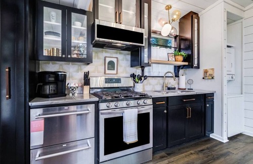 Lafayette Cabaña | Cozy Cottage · Cozy tiny house living w/ beautiful courtyard