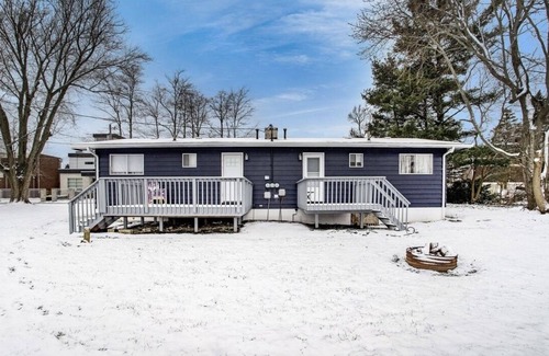 Riverside Casa | Cozy Cottage Getaway-Relax and Recharge-Minutes from Beaches