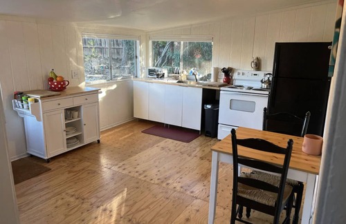 Calabasas Cabaña | Cozy Cottage Getaway in the Mountains - 20 min from the beach!