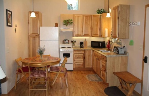 Tonasket Cabaña | Cozy Cottage~Hot Tub~Mini Golf! ~Aeneas Valley