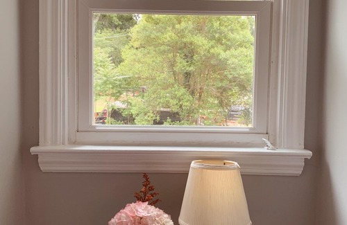 Old Irving Park Casa | Cozy Cottage in Beautiful Irving Park