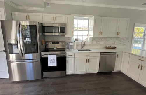 Saybrook Manor Cabaña | Cozy cottage in Old Saybrook beach community, walking distance to private beach.