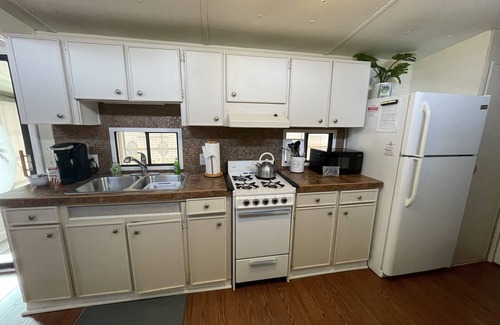 North Naples Cabaña | Cozy cottage in peaceful Naples close to beaches with WiFi, AC, fitness room