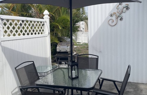 North Naples Cabaña | Cozy cottage in peaceful Naples close to beaches with WiFi, AC, fitness room