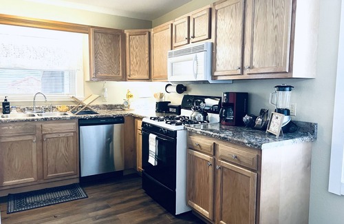 Tennerton Casa | Cozy Cottage in Perfect Location with Hot Tub!