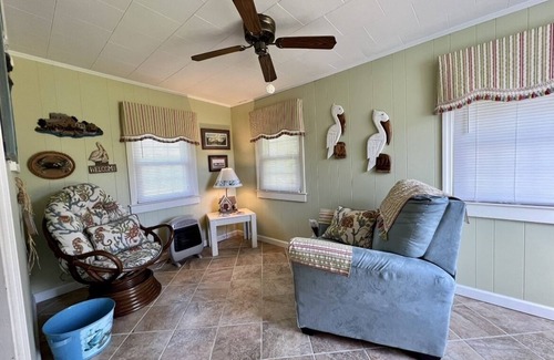 Marshallberg Casa | Cozy Cottage in quiet neighborhood not far from beaches